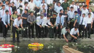 Chủ tịch nước tri ân liệt sỹ và tặng quà trung thu tại Quảng Trị