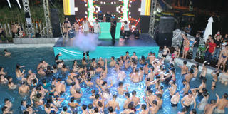 Tiệc bikini pool party: Đừng để bị biến tướng thành trò lố