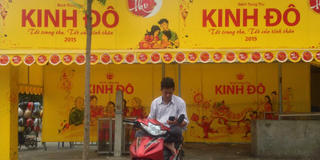 Thi nhau “xí chỗ” bán bánh trung thu 