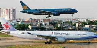 Xe băng chuyền đụng máy bay ở Tân Sơn Nhất