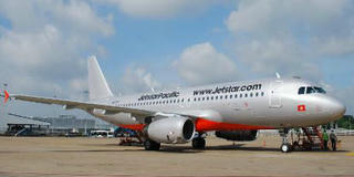 Xe thang đâm rách cánh máy bay Jetstar tại sân bay Tân Sơn Nhất