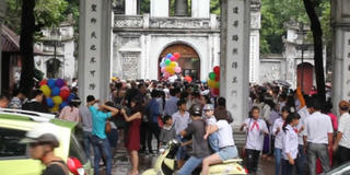 Văn Miếu hỗn loạn vì…  kỉ yếu