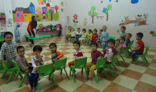 Công nhân nhọc nhằn tìm chỗ gửi con