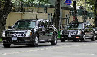 Cận cảnh 2 chiếc Limousine The Beast ra Tân Sơn Nhất đón Tổng thống Obama