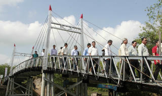 Nỗi cơ cục ở xã nghèo bị cô lập giữa vùng sông nước