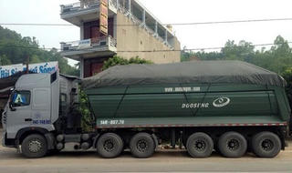 Xe 'lạ' trọng tải lớn tung hoành trên quốc lộ 18