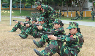 Những “bóng hồng” khoe tài... bắn súng
