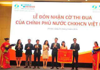 Tập Đoàn Tân Á Đại Thành vinh dự đón nhận Cờ thi đua của Chính Phủ