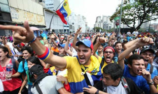 Venezuela hỗn loạn, vì sao?