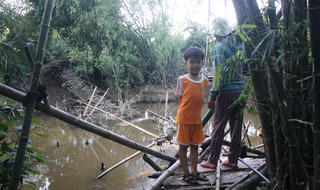 Cả làng khốn khổ vì cầu dân sinh bị mưa bão đánh sập