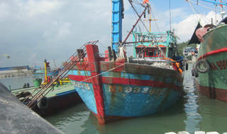 Nghẹt thở cuộc cứu nạn 18 thuyền viên gặp tai nạn trôi dạt trên biển 