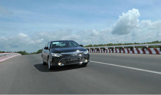 Toyota nâng cấp, giảm giá Camry