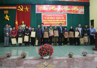 Toyota Việt Nam trao quà tết cho gia đình chính sách và hội người cao tuổi tại Vĩnh Phúc