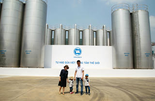 Gia đình Ốc Thanh Vân bất ngờ về nhà máy sữa số 1 Việt Nam