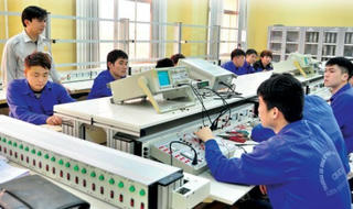 Công nghệ hay nhân lực?