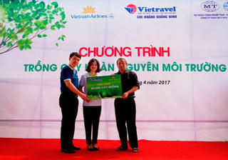 Hai hãng bay và du lịch trồng cây hoàn nguyên môi trường ở đất mỏ