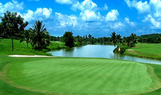 Lãi lời trên thảm cỏ golf...:  “Luật” giá trên sân  