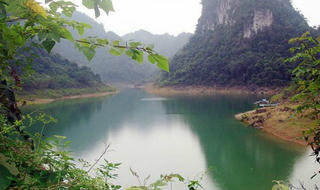 Huyền bí hồ Thang Hen nơi sơn cốc