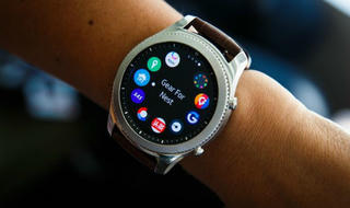 Samsung áp sát Apple trên thị trường thiết bị đeo tay toàn cầu
