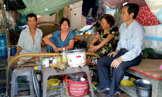 Ấm áp nghĩa tình tiểu thương chợ Kinh Cùng