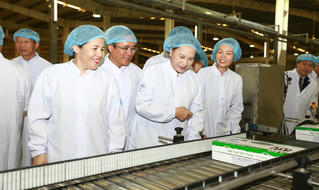 Vinamilk chia sẻ khó khăn với trẻ em vùng lũ