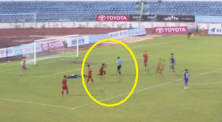 Cầu thủ vái lạy trọng tài, xu hướng đang thịnh hành của V-League?
