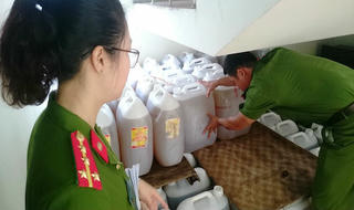 Chặn hơn 5.000 lít dầu bẩn sắp vào nhà hàng