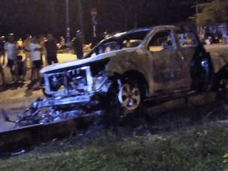 Xe bán tải kéo lê xe cảnh sát, cả hai xe cháy rụi 