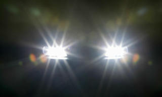 9 thanh niên vào tù vì một ánh đèn xe