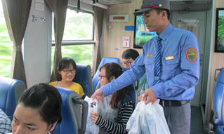 Vé tàu “kèm” suất ăn: Đường sắt tái hiện cảnh “cơm tù”?