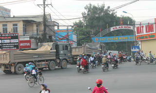 Đồng Nai: Xe ben chạy thành đoàn “cày nát” đường nông thôn mới
