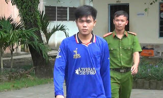 Hận mẹ bỏ nhà theo chú ruột, con trai xách dao đi gây án