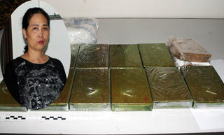 “Cưỡi” xe biển xanh giả mang 40 bánh heroin