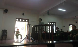 14 năm tù cho gã bác họ  hiếp dâm cháu gái