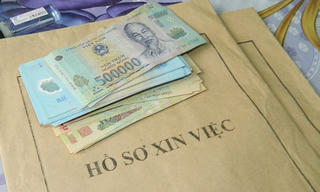 “Ôm” hồ sơ xin việc lấy tiền tiêu xài, “nữ quái” bị tố có đồng phạm