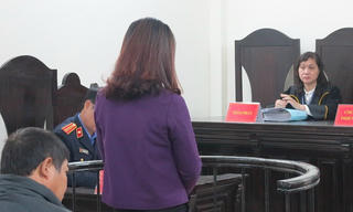 Rút giày cao gót đánh hàng xóm, lĩnh án 6 tháng tù treo