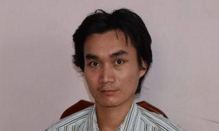 Nghịch tử bỏ độc vào rượu hại chết cha và hàng xóm