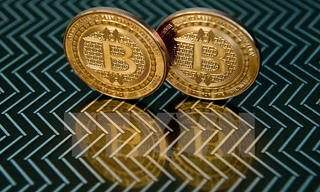 Giá trị đồng tiền ảo Bitcoin vượt mốc kỷ lục 10.000 USD