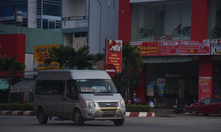 Kon Tum: Xe khách “gắn mác” xe thư báo ngang nhiên lộng hành