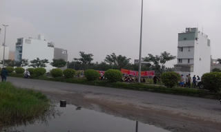 Sư cô căng băng rôn “đòi tiền”, “đòi đất”