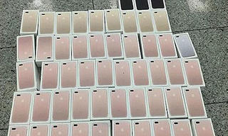 Bốn hành khách quấn 250 iPhone quanh người, xuống sân bay Tân Sơn Nhất