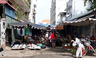 Vụ họp chợ tự phát giữa đường dân sinh: Phường nói một đường làm một nẻo
