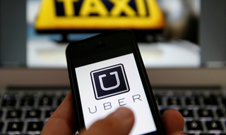 Grab và Uber: Siêu hãng taxi hay công ty công nghệ?