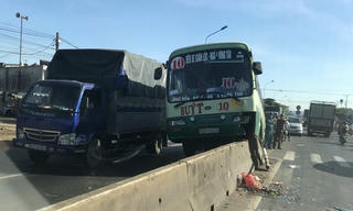 Đồng Nai: Xe buýt “leo” dải phân cách – hành khách được một phen hoảng hồn