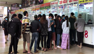 Xếp hàng trước cả tháng vẫn khó mua vé xe Tết ở bến Miền Đông