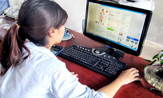 Nhộn nhịp thị trường Tết chốn công sở