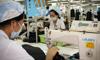 Tuổi nghỉ hưu kéo dài, người trẻ có mất cơ hội?
