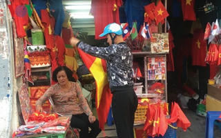 Thị trường cuối năm sôi động hẳn nhờ dịch vụ ăn theo chiến thắng U23