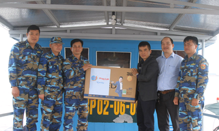 Ấm áp tình người trong hành trình “chở luật” tới vùng biển đảo