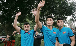 Biển người xứ Thanh đón 2 anh em Bùi Tiến Dũng và Văn Đại về quê hương
